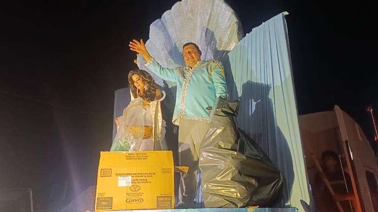 Los reyes desfilaron en un carro alegórico.