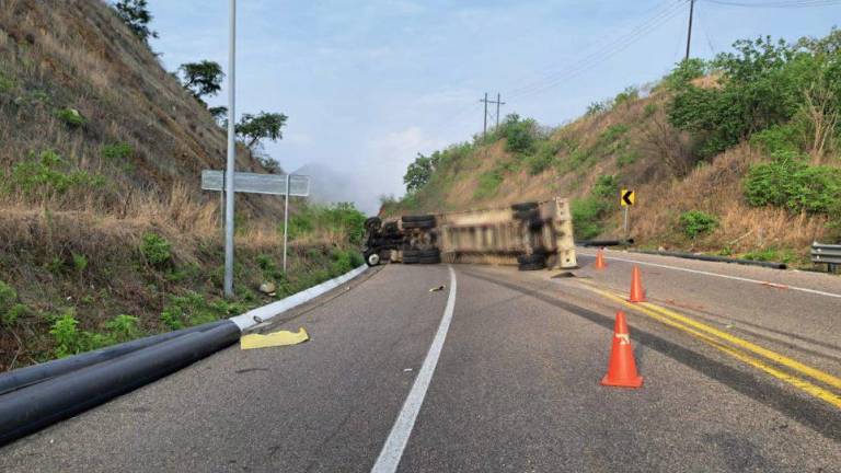 La volcadura de un tráiler mantiene cerrada a la circulación la autopista Mazatlán-Durango.