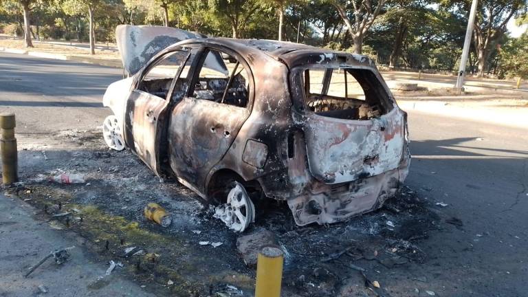 Vehículo quemado durante la jornada de violencia que vivió Sinaloa el 5 de enero.