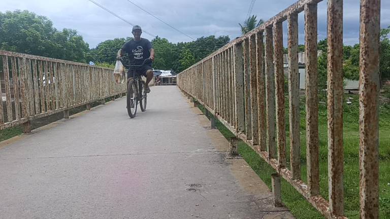 El puente peatonal de la Colonia Paredones, en Escuinapa, se sigue deteriorando y no le han prestado atención.