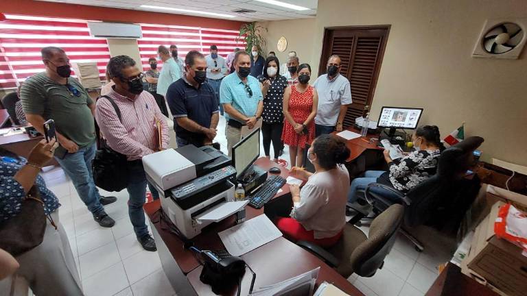 Abogados de seis colegios de Guasave, de la Alianza Mexicana de Abogados y de la Comisión Municipal de los Derechos Humanos acuden al Ayuntamiento.