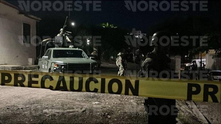 Militares aseguraron a la mujer, un fusil AK-47 y tres cargadores tras el hallazgo de la víctima.
