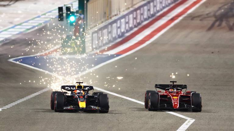 Se le escapa el podio a Checo Pérez en la última vuelta del Gran Premio de Bahrein; Ferrari hace el 1-2