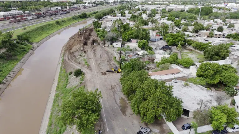 Avance de las obras de reparación de un tramo del Emisor Rubí sobre la Avenida Federalismo, en Culiacán.
