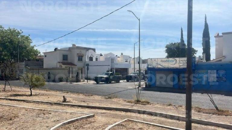 Corporaciones resguardan el domicilio donde se originó un enfrentamiento contra elementos del GOES, en Culiacán.