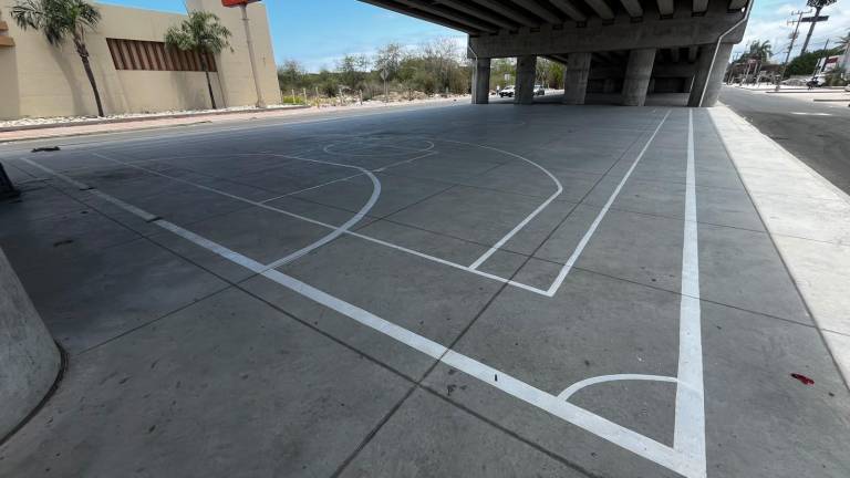 Instalación de canchas de futbol debajo del puente vehicular en la salida norte de Mazatlán.