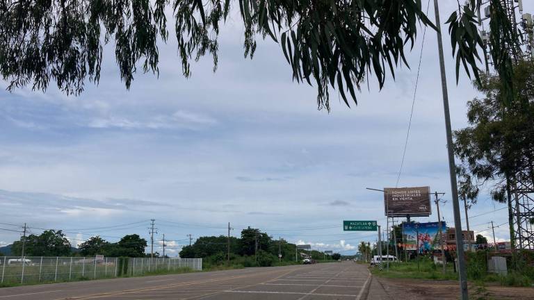 La temperatura de este día escaló desde los 28 a los 33 grados centígrados entre la nubosidad del cielo.