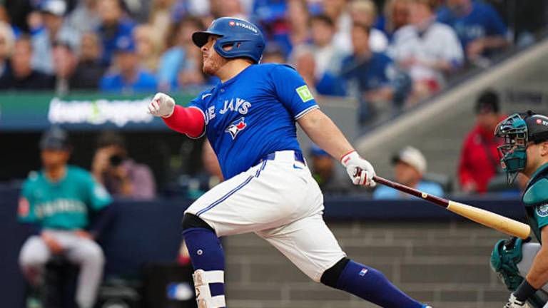 Alejandro Kirk aguanta el desgaste y lidera a Toronto en la Serie de Campeonato.