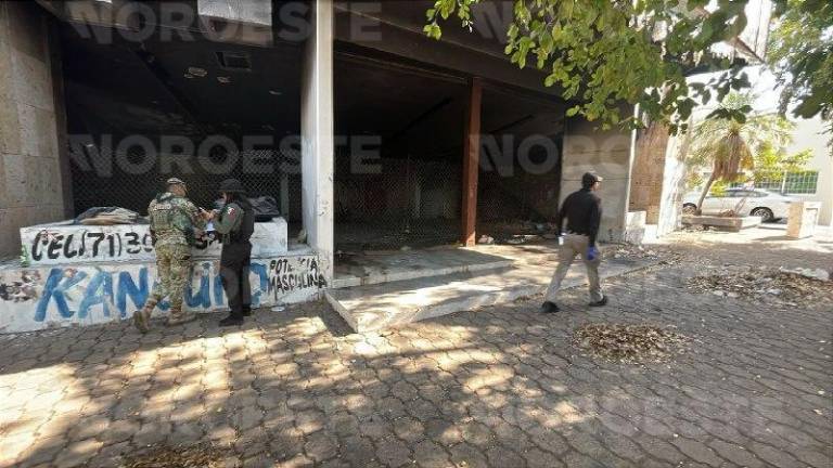 Autoridades acudieron al inmueble abandonado tras el hallazgo del cuerpo en descomposición en Culiacán.