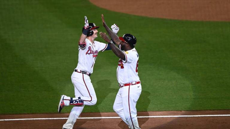 Mike Yastrzemski celebra tras conectar jonrón para los Bravos.