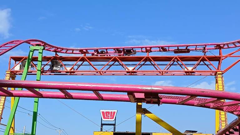 El Ayuntamiento de Culiacán retiró y ajustó las lámparas de los juegos mecánicos cuya iluminación afectaba la visibilidad de automovilistas en el puente a desnivel.