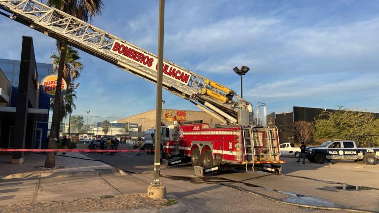 Bomberos y Protección civil lograron sofocar el incendio que habría sido provocado por la falla eléctrica de un aire acondicionado.