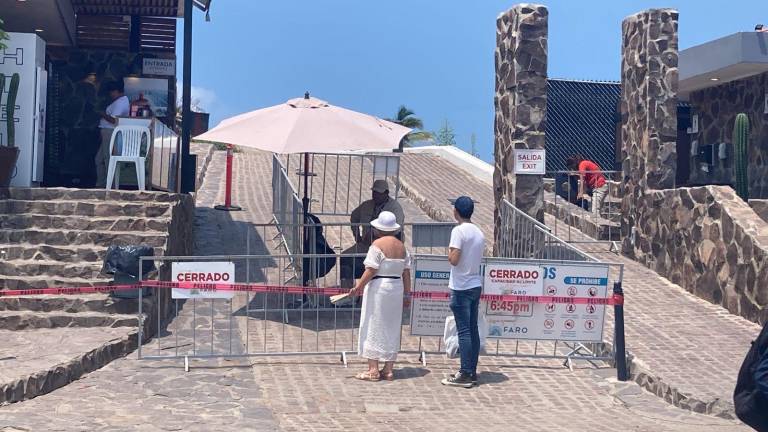 El acceso al Faro de Mazatlán permanece cerrado luego del deslave de piedras la mañana de este martes.