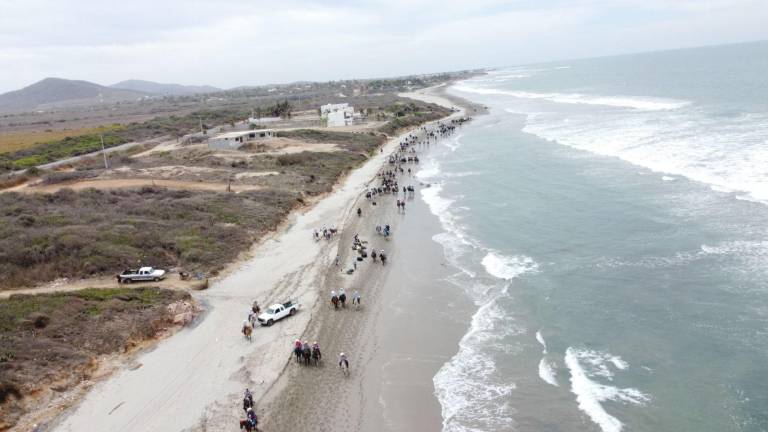 La jinetes cabalgaron desde la playa de Celestino Gazca hasta las instalaciones de la Feria Regional Ganadera Elota 2023.