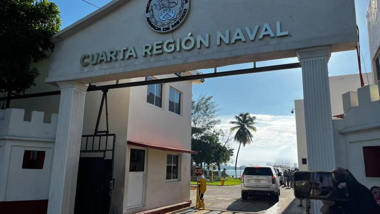 Autoridades arriban a la Cuarta Región Naval, en Mazatlán, para evaluar la trayectoria del huracán Simón y sus efectos en Sinaloa.
