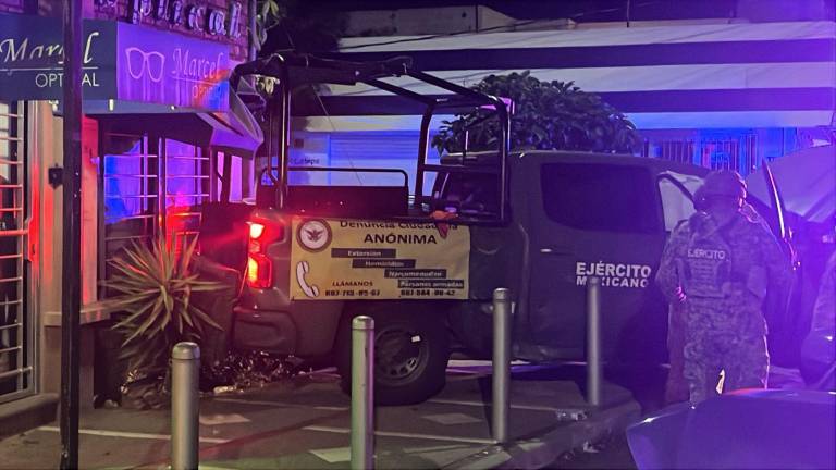 La patrulla militar terminó incrustada en un negocio tras el choque ocurrido en el cruce del bulevar Sinaloa y calle Sonora.