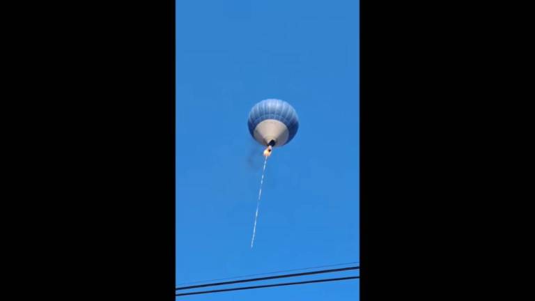 Dos personas perdieron la vida al incendiarse un globo aerostático en Teotihuacán cuando estaba en pleno vuelo.