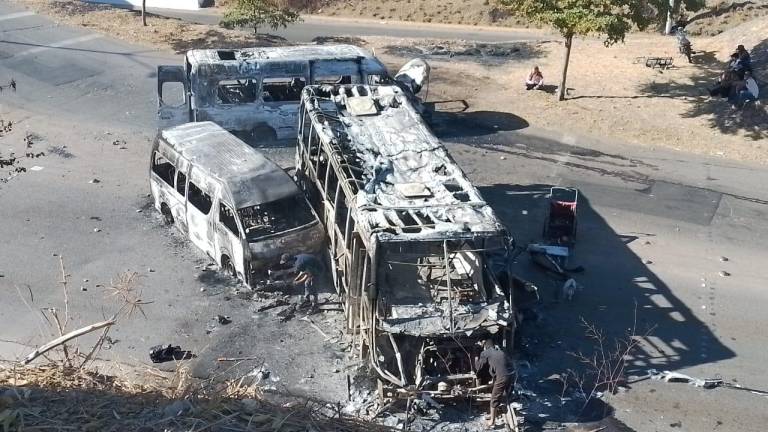 Imagen de los vehículos incendiados este jueves en Culiacán.