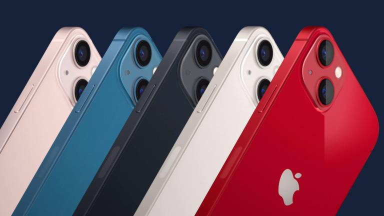 Los teléfonos inteligentes vienen en cinco nuevos colores: rosa, azul, negro, blanco y rojo.