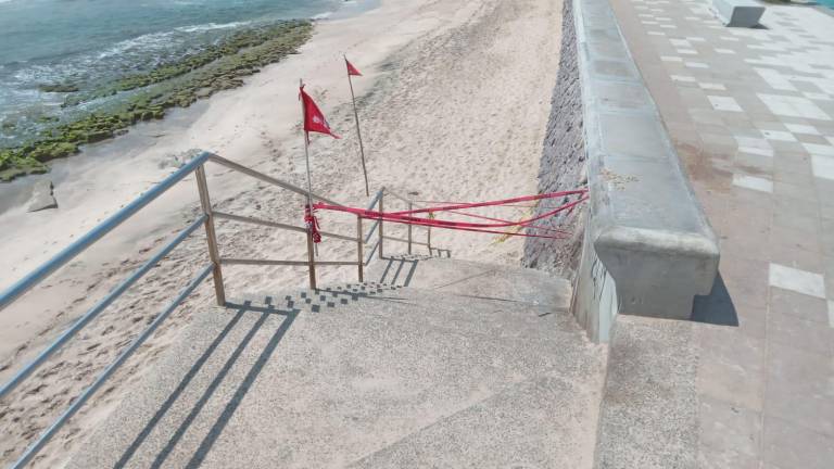 Algunas áreas de la zona de playa están cerradas o mantienen banderas rojas como medida de precaución para los bañistas.