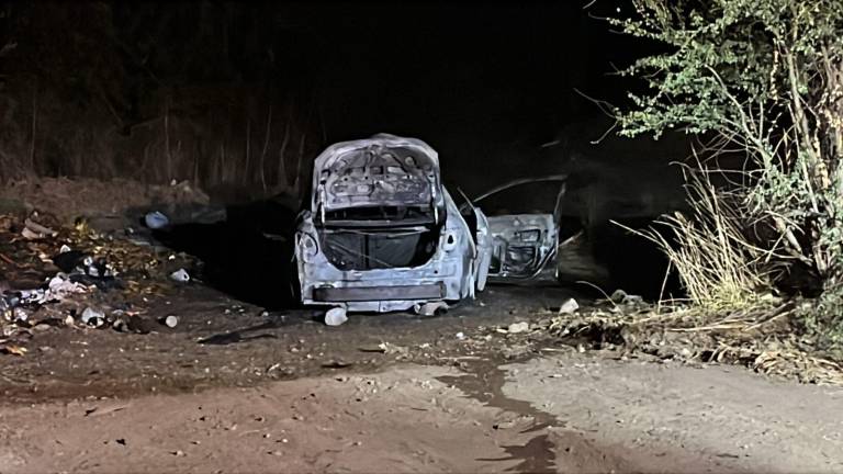 El auto fue localizado en un camino de terracería que conduce a la Presa Derivadora, a un costado del Congreso del Estado, en la colonia Recursos Hidráulicos.
