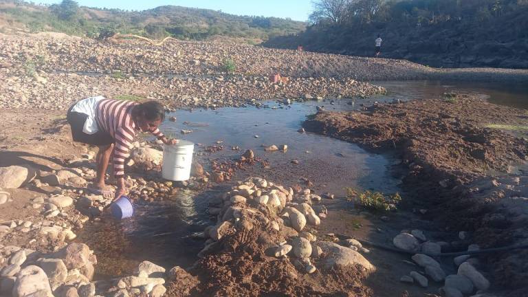 En El Trébol II, Escuinapa, a la falta de agua, se suma el camino destruido