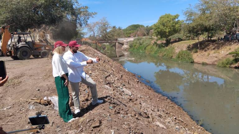 La Alcaldesa de Mazatlán Estrella Palacios Domínguez informa de los avances en la limpieza de canales y arroyos.