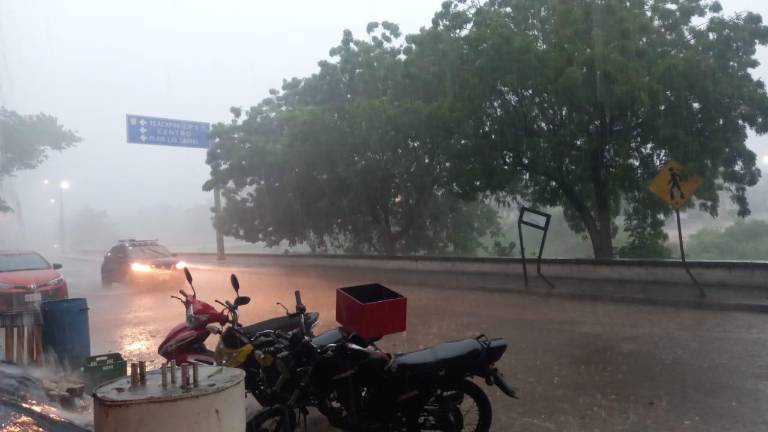 La tormenta que llegó de manera inesperada sorprendió a los escuinapenses.