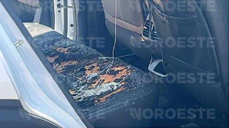 Un sujeto desconocido dañó los cristales de la unidad blanca para intentar incendiarla con gasolina.