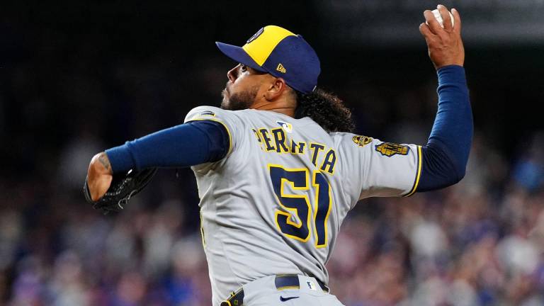 Freddy Peralta, en la mira de varios gigantes de MLB: Mets con ventaja en la puja.