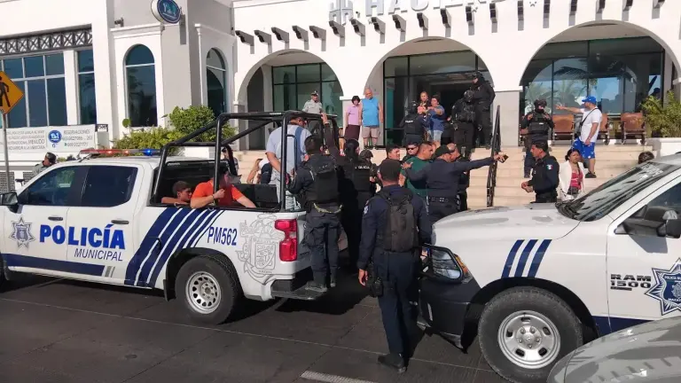 Elementos de Seguridad Pública Municipal de Mazatlán intervienen en una riña en un hotel.