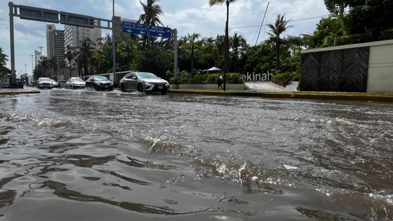 La Avenida Camarón Sábalo se inundó después de las lluvias registradas durante la mañana de este martes.