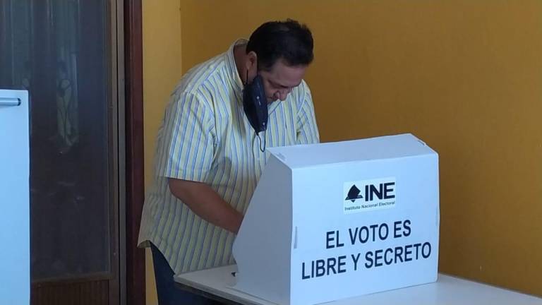 Pucheta emite su voto y pide a la ciudadanía salir a votar