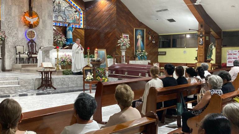 En la misa también se ofreció en honor a otras personas que fallecieron el 1 de octubre.