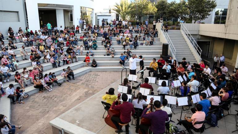 La Banda Sinfónica Juvenil del Estado de Sinaloa celebra a los niños.