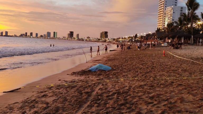 De un posible infarto, fallece una turista en playa de Mazatlán