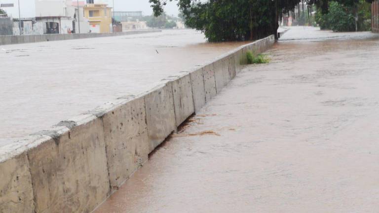 Se desborda Arroyo Jabalines y el agua se mete a las casas del Fraccionamiento Jacarandas