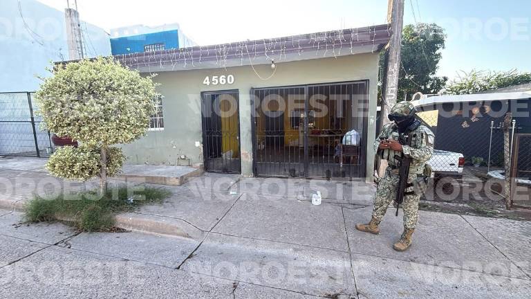 La fachada de la casa habría recibido al menos 30 impactos de bala.