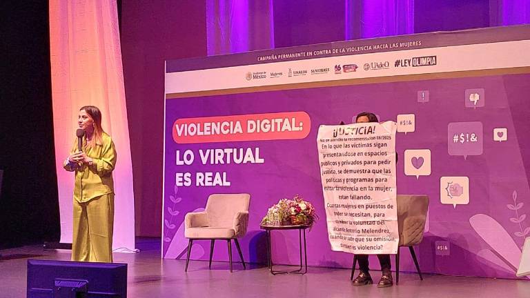 La activista Dignora Valdez irrumpió con una lona de protesta durante el evento de Olimpia Coral Melo en Culiacán.
