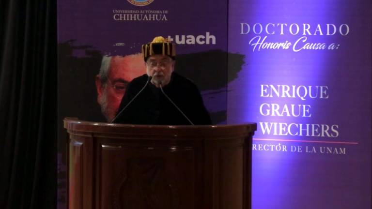El Rector de la UNAM, Enrique Graue, recibió el lunes el doctorado honoris causa de parte de la Universidad Autónoma de Chihuahua.