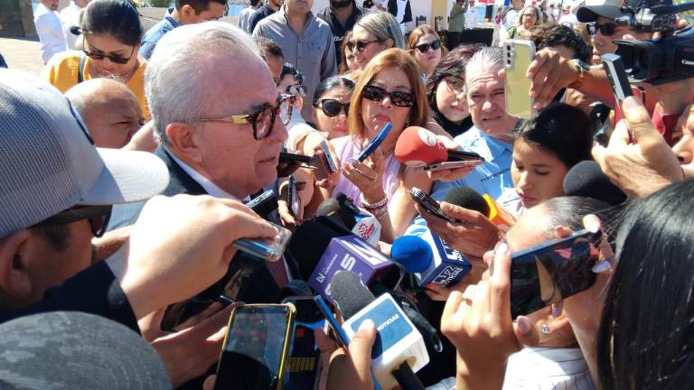 A Rocha Moya se le preguntó si se debería prohibir o no la música que haga apología del delito, debate que se lleva a cabo actualmente en el país.