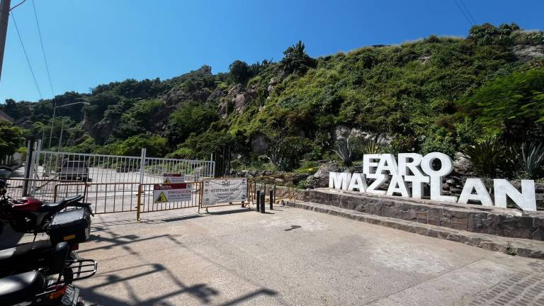 Instalan vallas metálicas en la escollera del Cerro del Crestón.