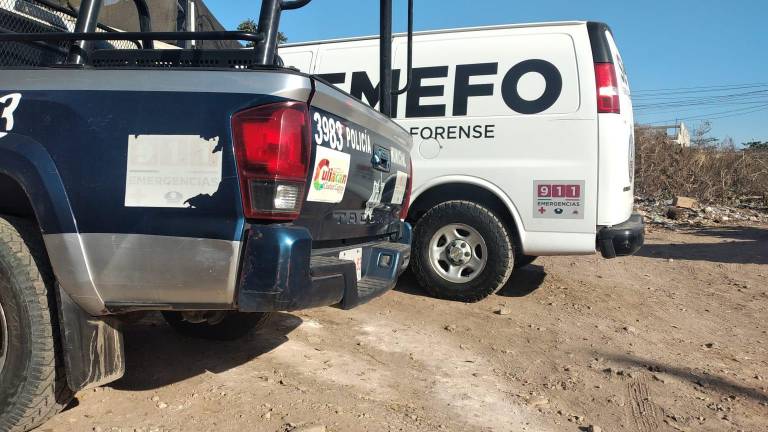 Personal de seguridad atienden zona donde encontraron un muerto.