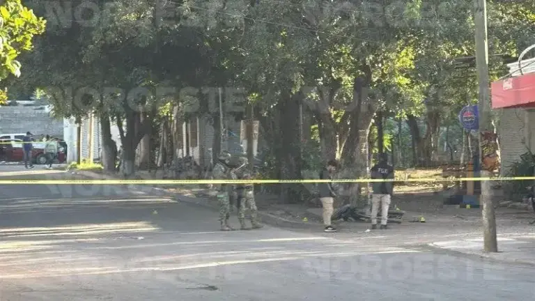 Elementos militares resguardaron el área donde quedó la motocicleta y el cuerpo de la víctima en la colonia La Esperanza.