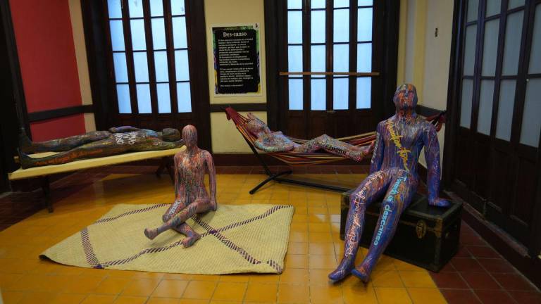 La exposición está integrada por 42 pinturas, 11 esculturas y una instalación.