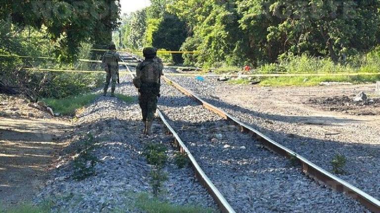 Los cuerpos de un hombre y una mujer fueron localizados sin vida junto a las vías del tren, debajo del puente de Prados del Sol, en Mazatlán.