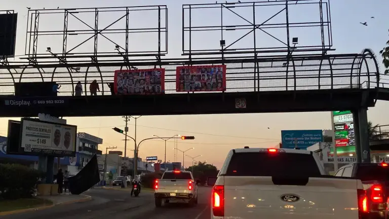 Mantas retiradas de puentes peatonales por concesionario.