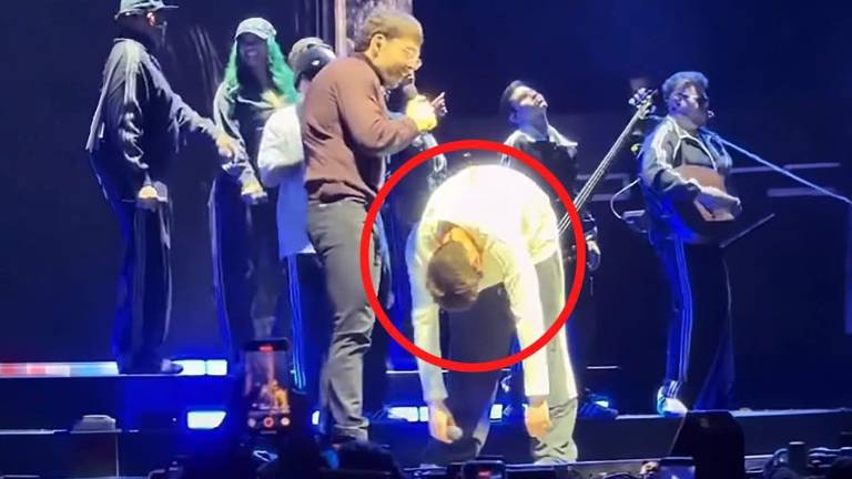 Peso Pluma genera reacciones tras adoptar esta posición en pleno concierto junto Tito Double P.