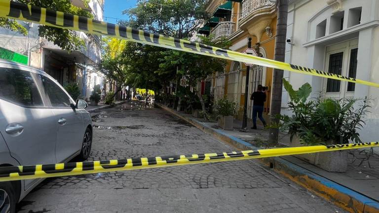 Las calles lucen con cintas amarillas que prohiben el paso.