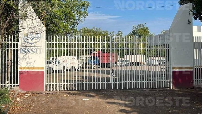 Elementos de la Fiscalía de Sinaloa realizan las diligencias tras el fatal accidente en Bachigualato.
